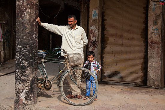 Irak, Hillah (Al Hilla). Ojciec z synem stojacy na ulicy w centrum miasta.